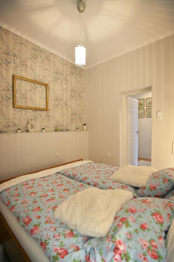 Janicsar Garden Apartman Eger Exterior foto